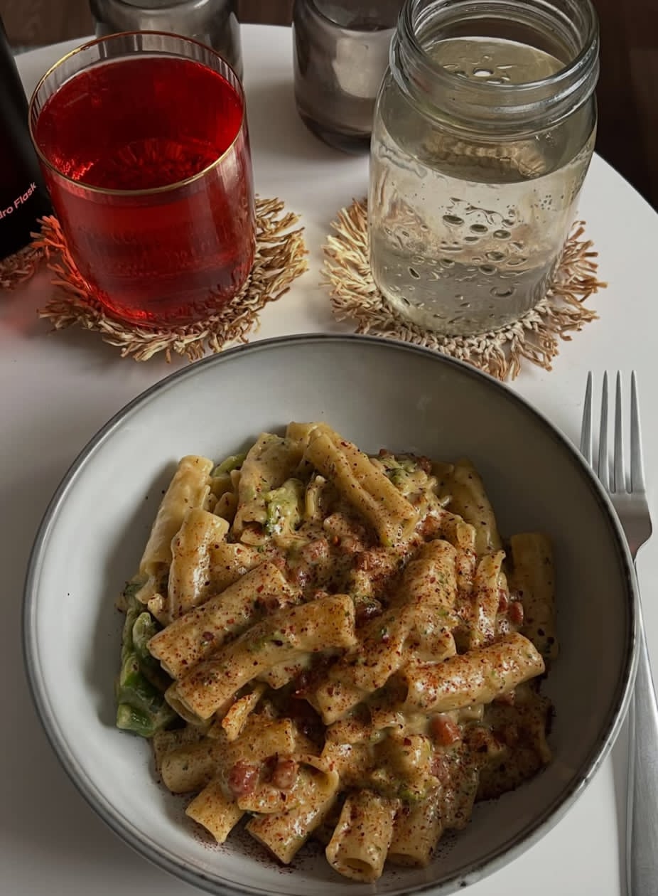Rigatoni med bacon, courgette og fløde