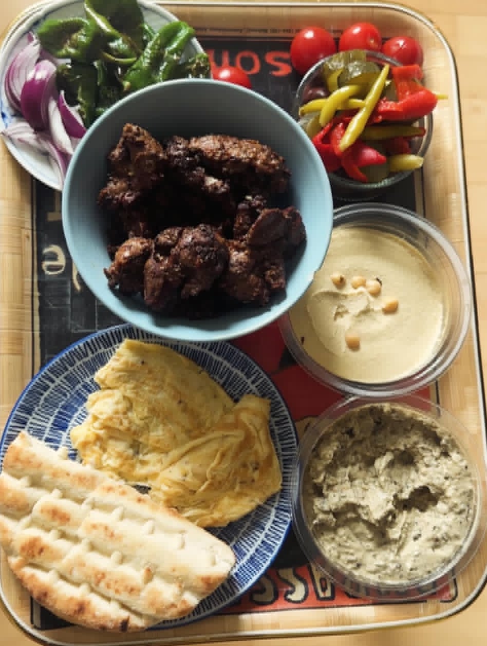 Mezze med krydret lever, hummus og baba ghanoush