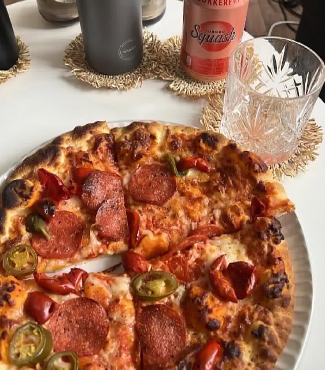 Sprød pepperoni-pizza med peberfrugt & jalapeño