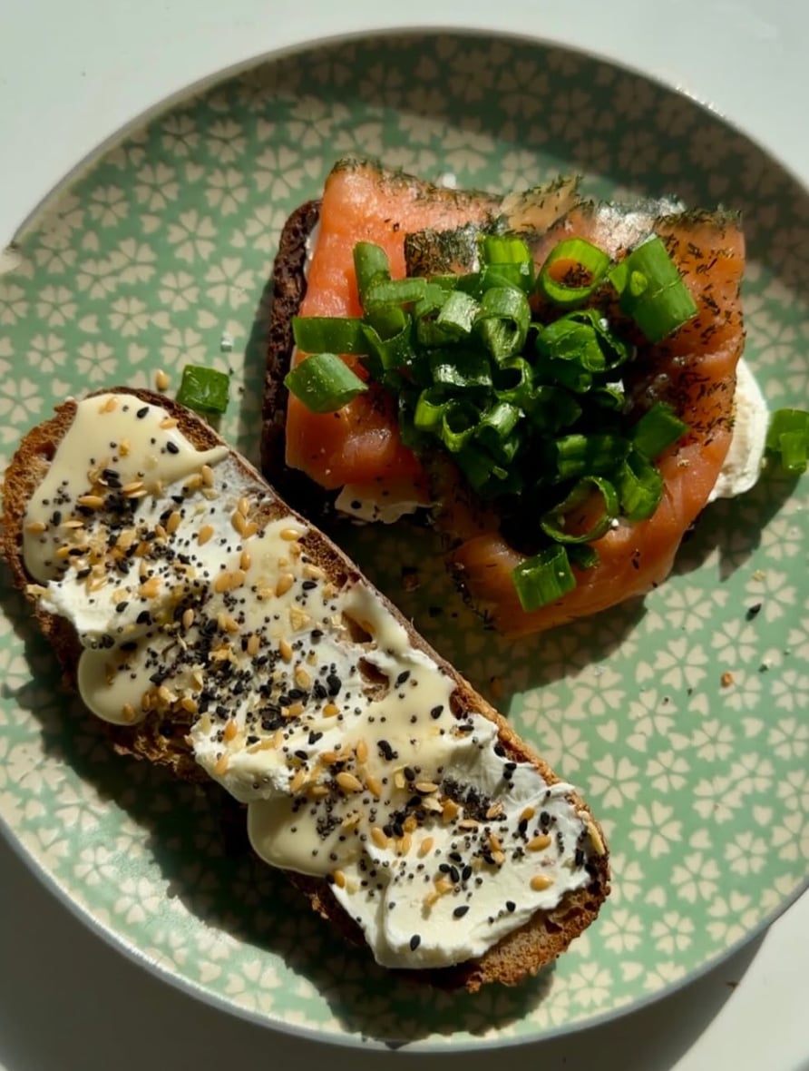 Rugbrød med gravad laks og flødeost